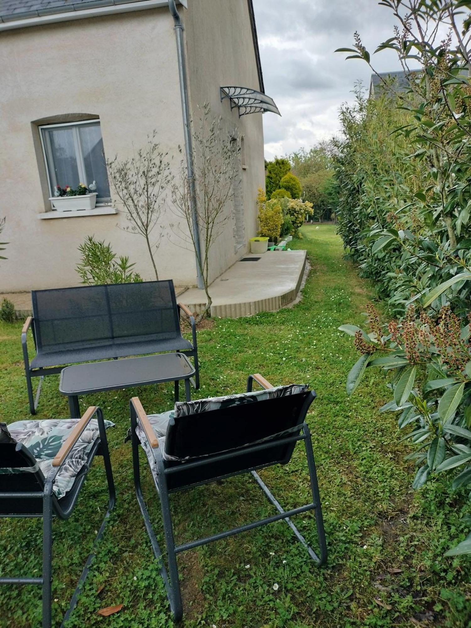 Un Studio Avec Une Entree Independante Thilouze Exteriér fotografie