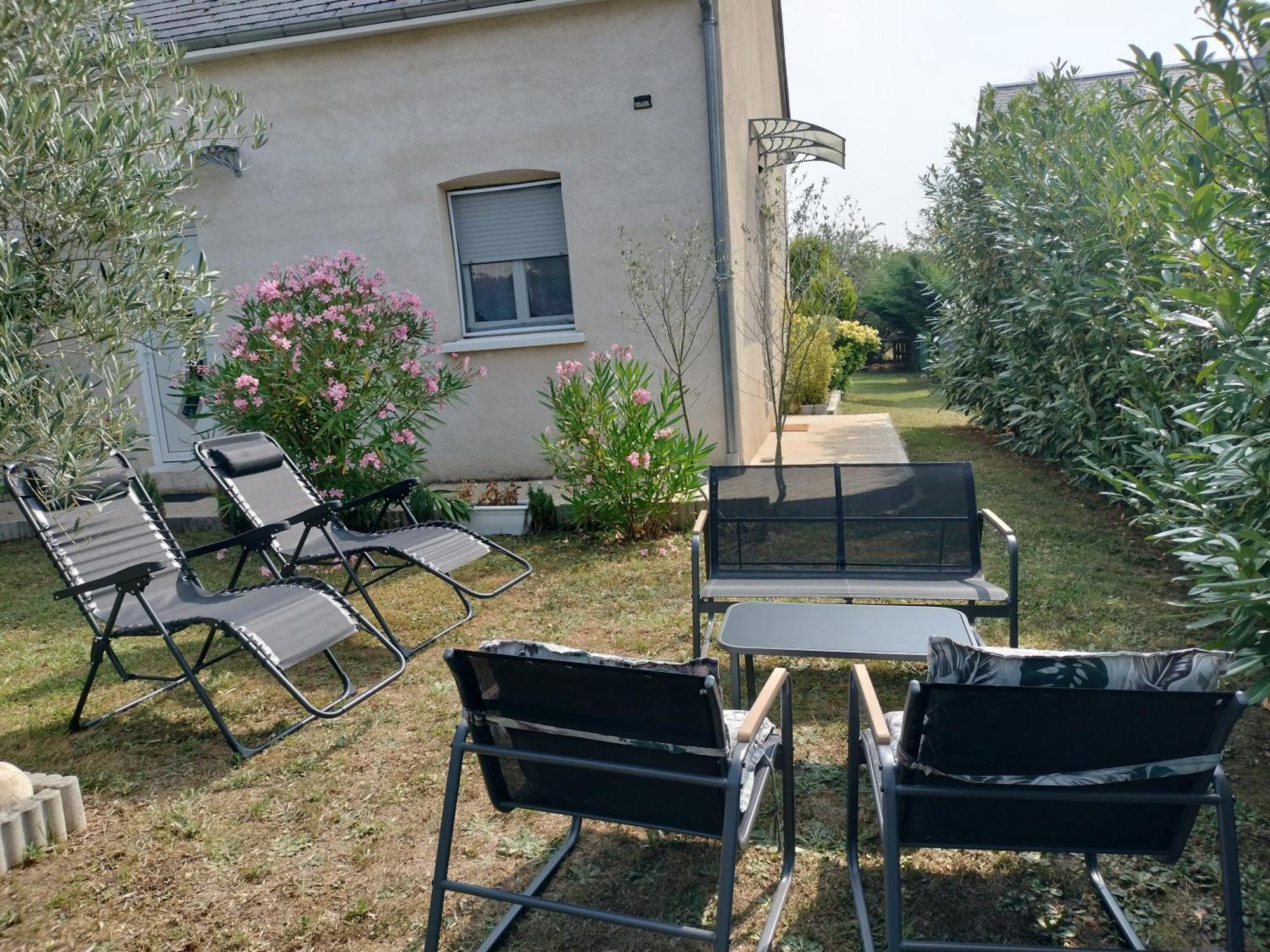 Un Studio Avec Une Entree Independante Thilouze Exteriér fotografie